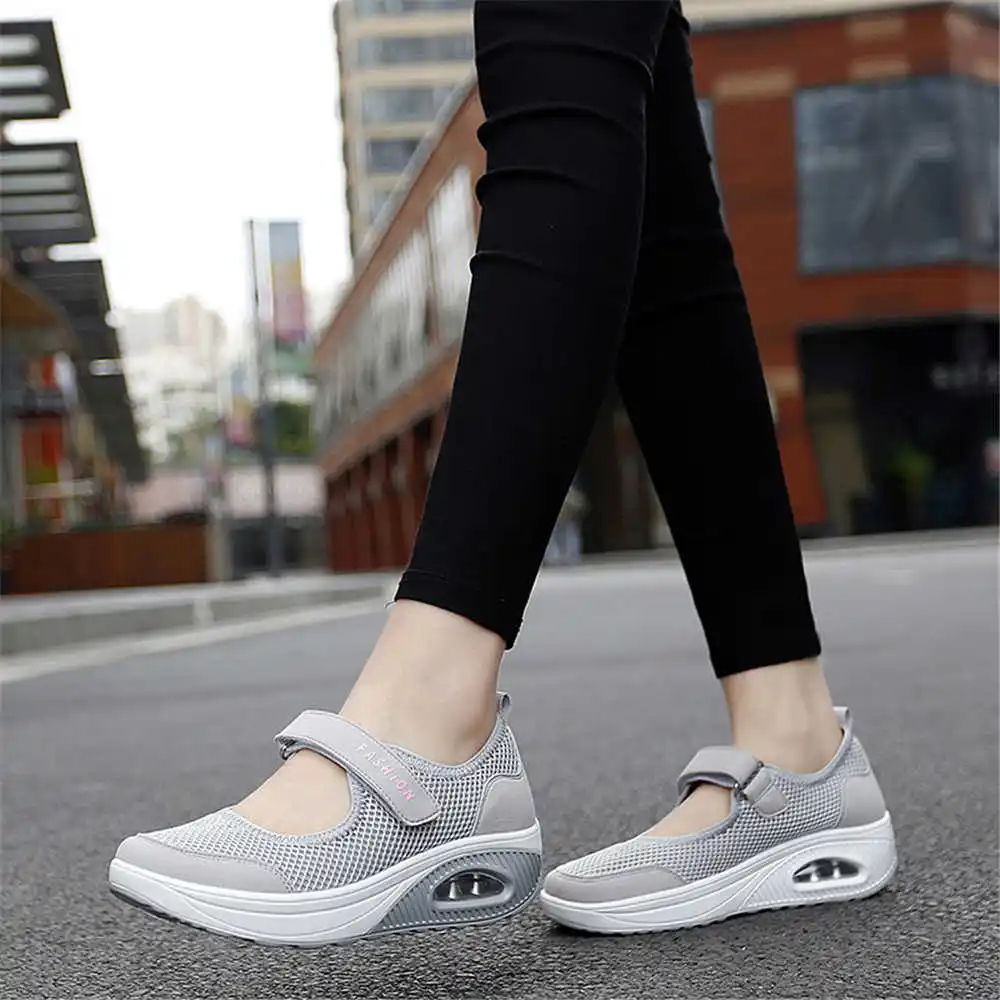 Travel Accessories Gift Basket - Sepatu Basket pria, sneaker olahraga warna